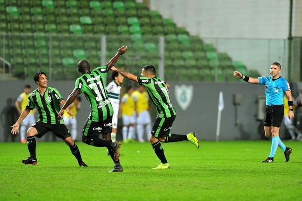 Equipes se enfrentaram nesta segunda-feira, s 20h, pela sexta rodada da Srie B do Brasileiro