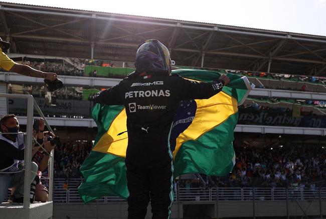Lewis Hamilton vence GP de São Paulo de Fórmula 1 e repete gesto de Ayrton Senna ao carregar bandeira do Brasil na pista e no pódio