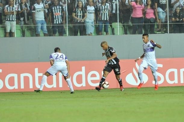 Lances do primeiro tempo do duelo entre Atltico e Defensor, pela terceira fase da Copa Libertadores