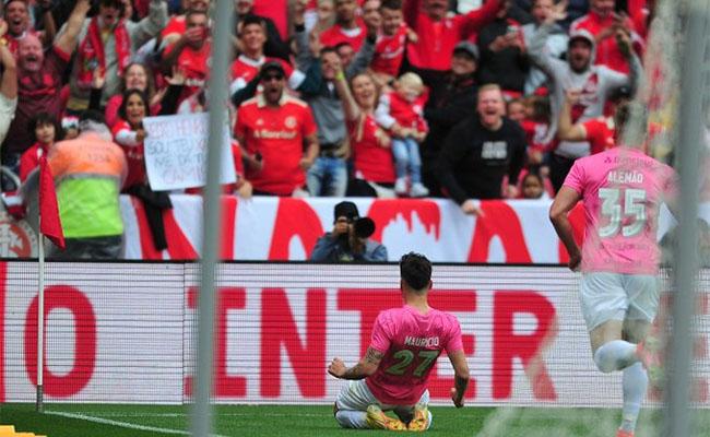 Maurício marcou o primeiro gol do jogo para o Internacional