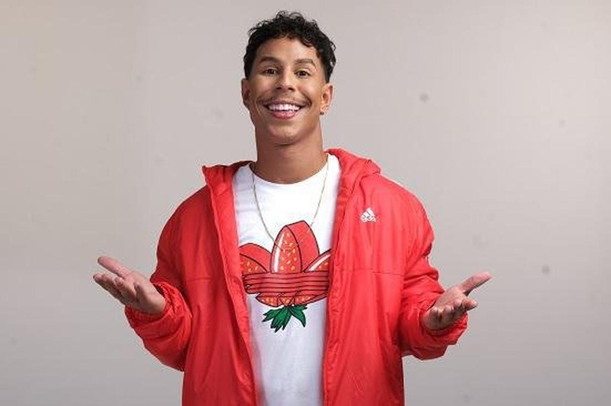 Humorista e influenciador digital, Isaas  natural de Sete Lagoas, na regio Metropolitana de Belo Horizonte. Em janeiro de 2023, foi convidado pelo Cruzeiro para participar de um evento de lanamento do patrocinador mster do clube para a temporada