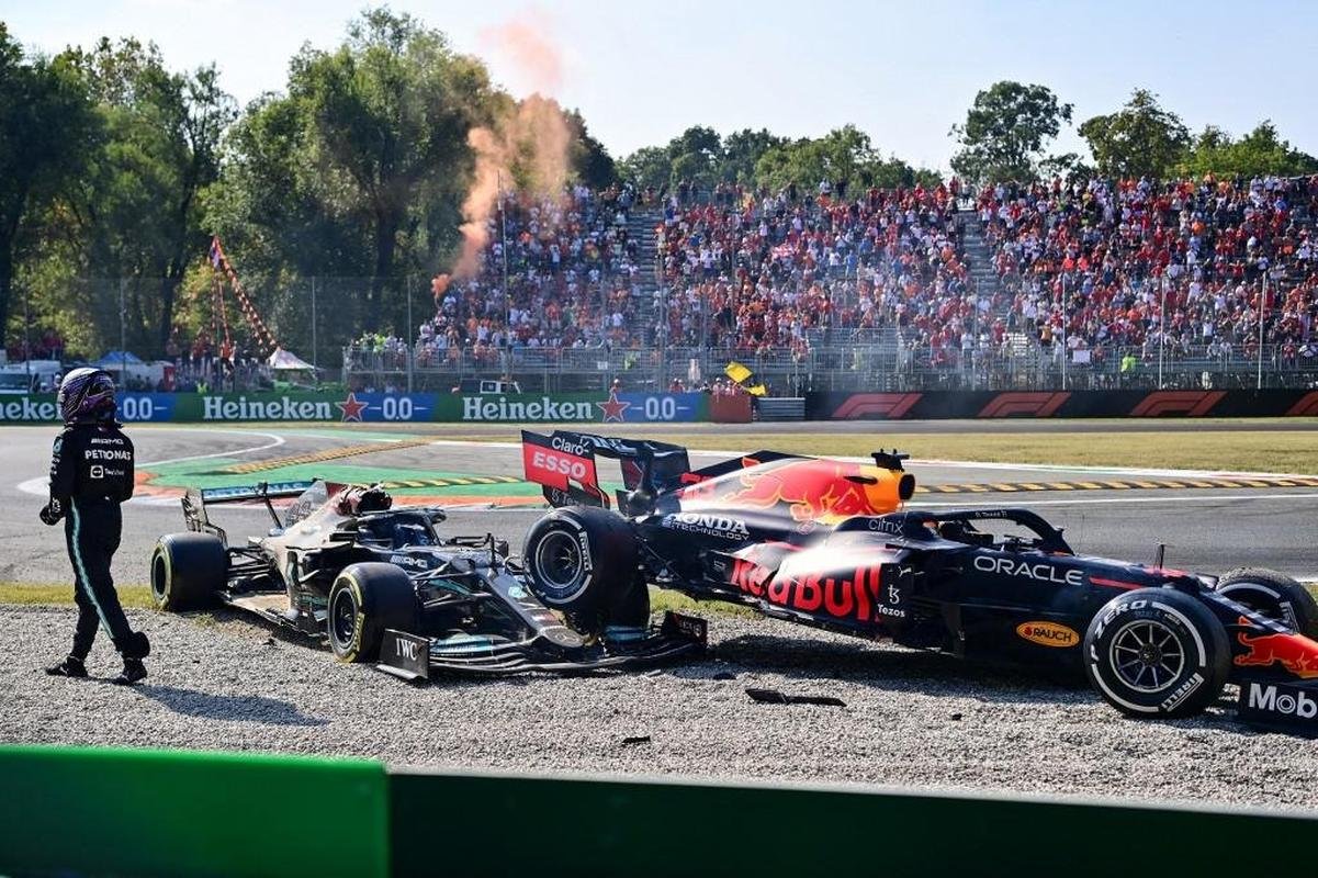 Max Verstappen e Lewis Hamilton se envolveram em batida impressionante no GP da Itlia de Frmula 1