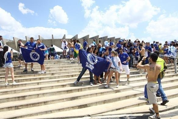 Torcida do Cruzeiro j comea a se movimentar em vrios pontos da cidade antes da partida contra o Grmio, s 17h, no Mineiro