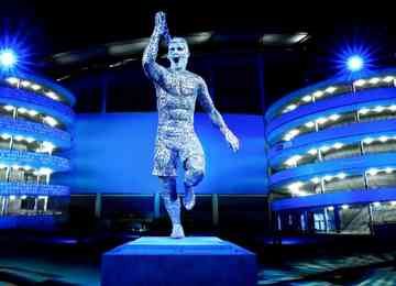 No aniversário de 10 anos do gol de Sergio Agüero sobre o Queens Park Rangers, o Manchester City inaugurou a estátua no Etihad Stadium