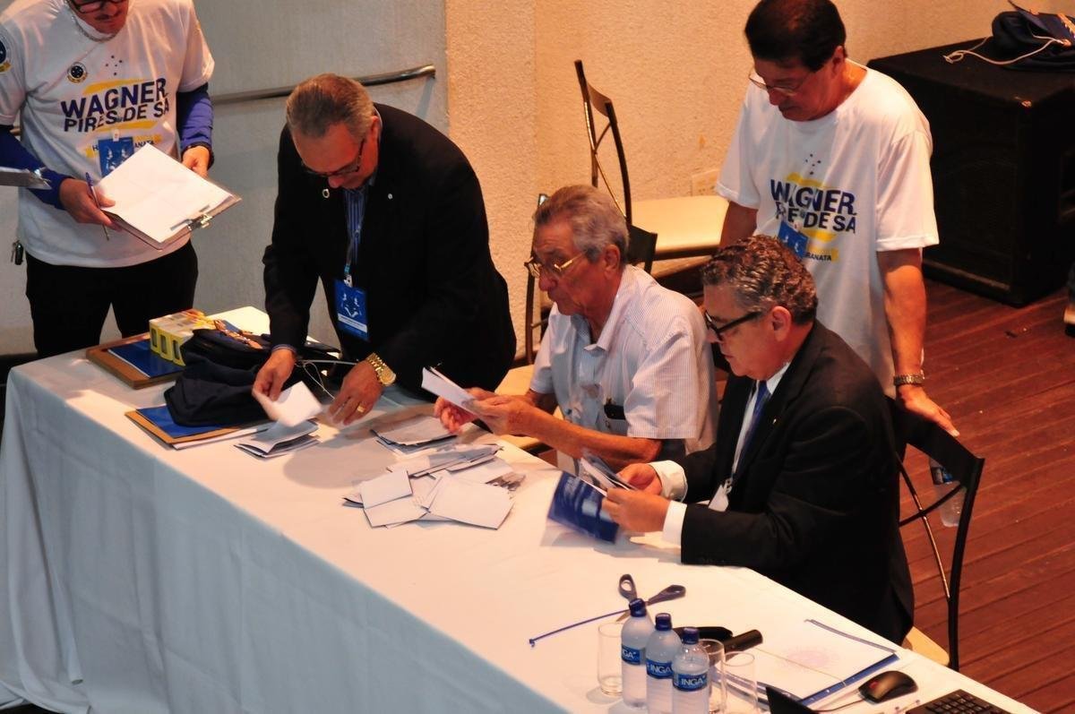 Wagner Pires de S venceu eleio com 235 votos e  o novo presidente do Cruzeiro. Ele comendar o clube no trinio 2018, 2019 e 2020. Srgio Santos Rodrigues, apoiado por Zez Perrella, ficou com 200 votos no pleito.