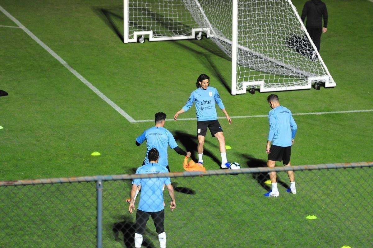 Imagens do primeiro treino da Seleo Uruguaia no Sesc Venda Nova, em Belo Horizonte