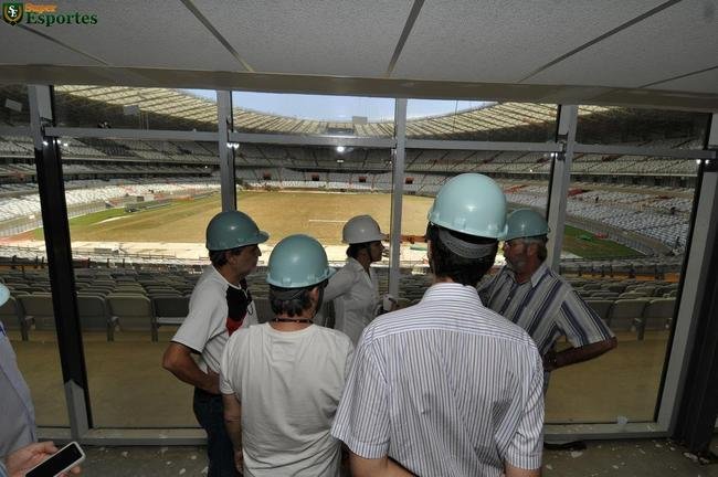 06/12/2012 - Restaurante panormico. Reforma entra na parte dos detalhes, do acabamento final.