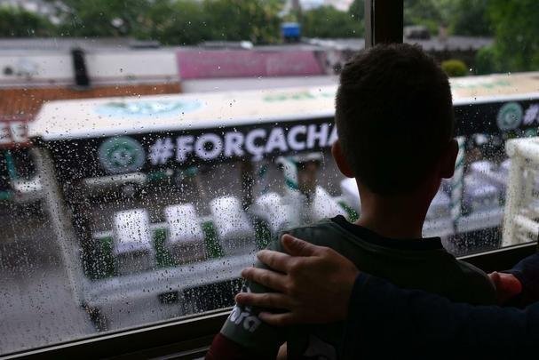 Momento da chegada dos caixões à Arena foi tocante