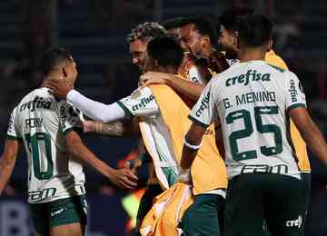 Equipe alviverde venceu o Cerro Porteño com um jogador a mais durante boa partida do duelo em Assunção