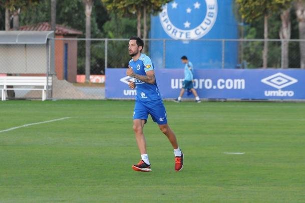 Cruzeiro iniciou sua intertemporada nesta segunda-feira na Toca da Raposa II. Tcnico Mano Menezes contou com elenco completo. Grupo agora comea preparao para decises com Atltico na Copa do Brasil, River Plate na Copa Libertadores e 29 rodadas restantes do Campeonato Brasileiro