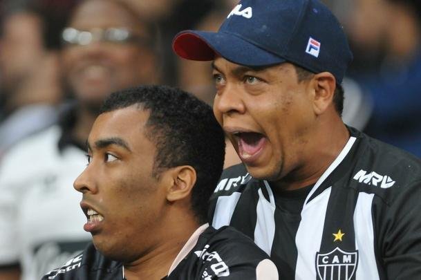 Fotos de tristeza e decepo dos torcedores atleticanos com a eliminao da Copa Sul-Americana para o Coln, no Mineiro. Galo perdeu nos pnaltis por 4 a 3