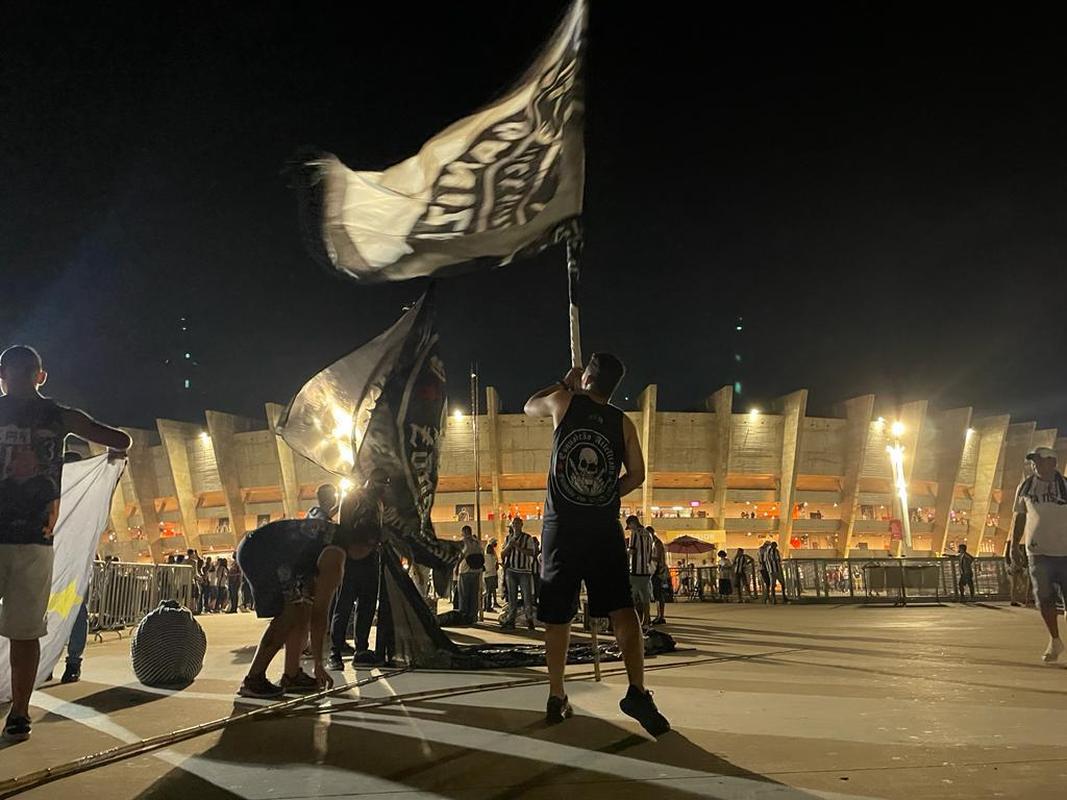 Atleticanos invadiram o Mineiro no jogo contra o Grmio e bateram recorde de pblico no Brasileiro; veja fotos do entorno do estdio antes da partida