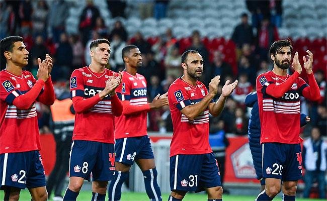 Jogadores do Lille agradecem apoio da torcida depois da vit�ria em casa