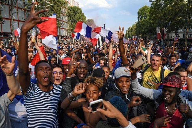 Torcedores franceses tomaram principais pontos tur�sticos e avenidas de Paris para celebrar o bi mundial