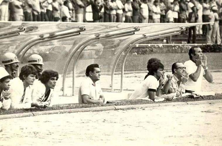 Procpio dirigiu o Atltico em 328 partidas, num total de seis passagens. Os perodos foram 1979/1981, 1984/1985, 1992, 1995/1996, 2003 e 2004/2005. Sob o comando dele, o Galo foi campeo da Copa Conmebol de 1992. Ele levantou a taa nos Mineiros de 1978, 1979 e 1980. Na foto, o treinador no banco do Galo, no Mineiro, em 1980.