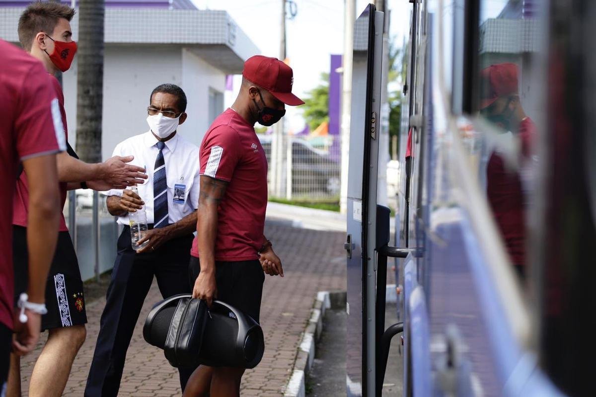 Jogadores leoninos deixam hotel rumo ao Barrado, onde iro enfrentar o Fortaleza, pelo Nordesto.