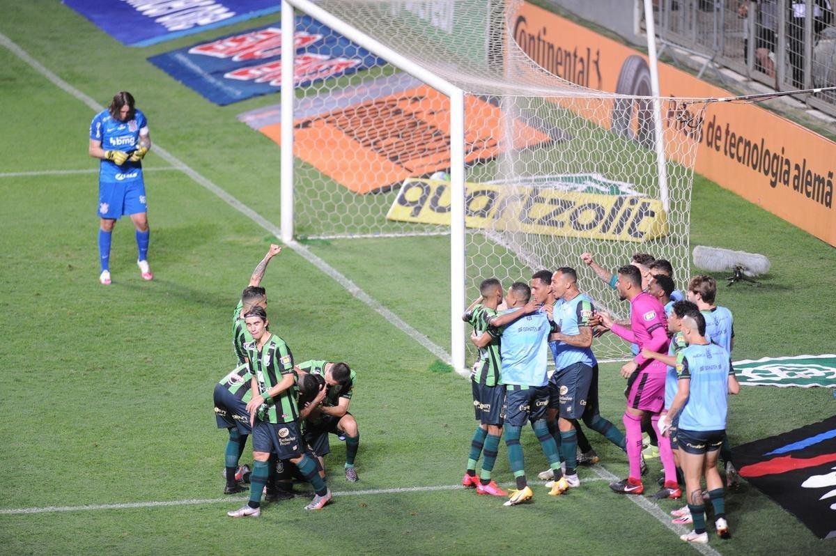Gol de pnalti de Rodolfo deu ao Amrica o empate por 1 a 1 com o Corinthians e selou a classificao histrica s quartas de final da Copa do Brasil. Veja a festa do tcnico Lisca e dos jogadores no gramado do Independncia