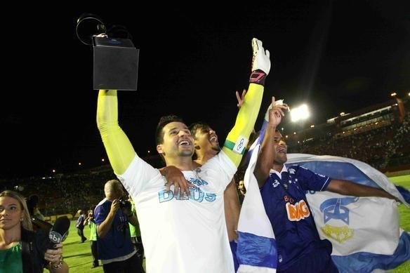 Festa dos jogadores do Cruzeiro no Barrado com a conquista do tricampeonato brasileiro