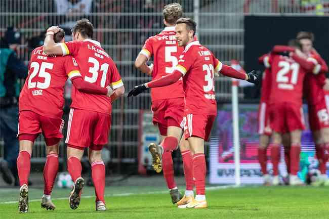 Union Berlin supera o Bayer Leverkusen em jogo equilibrado e briga pela liderana 