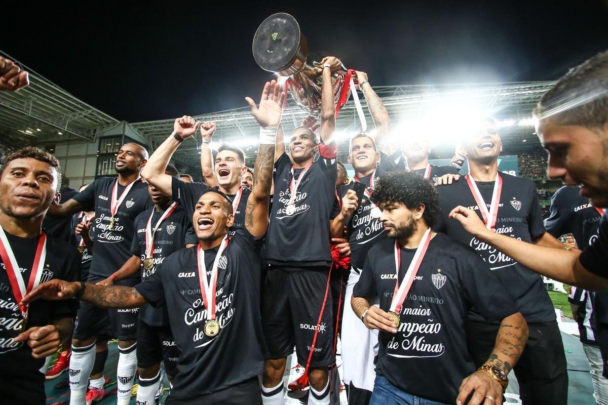 MAIO: no dia 7 de maio, a nica conquista do time profissional na temporada. O capito Leonardo Silva levantou a taa do Campeonato Mineiro aps a vitria alvinegra por 2 a 1 contra o Cruzeiro, no Independncia. A partida de ida, no Mineiro, terminou sem gols.