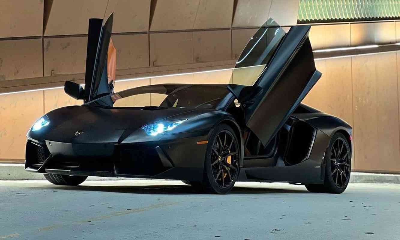 Lamborghini Aventador alugado por Hulk