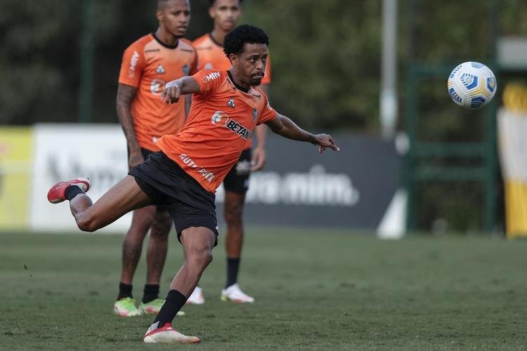 Com Guilherme Arana de volta, Cuca comanda atividade na Cidade do Galo