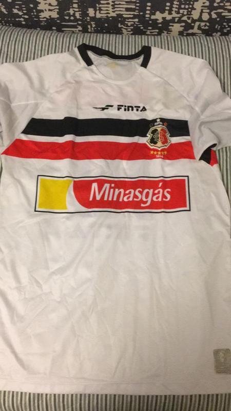 Camisa do Santa Cruz do ano de 2005 está entre as peças que o torcedor Sérgio Lêdo coleciona em seu acervo pessoal