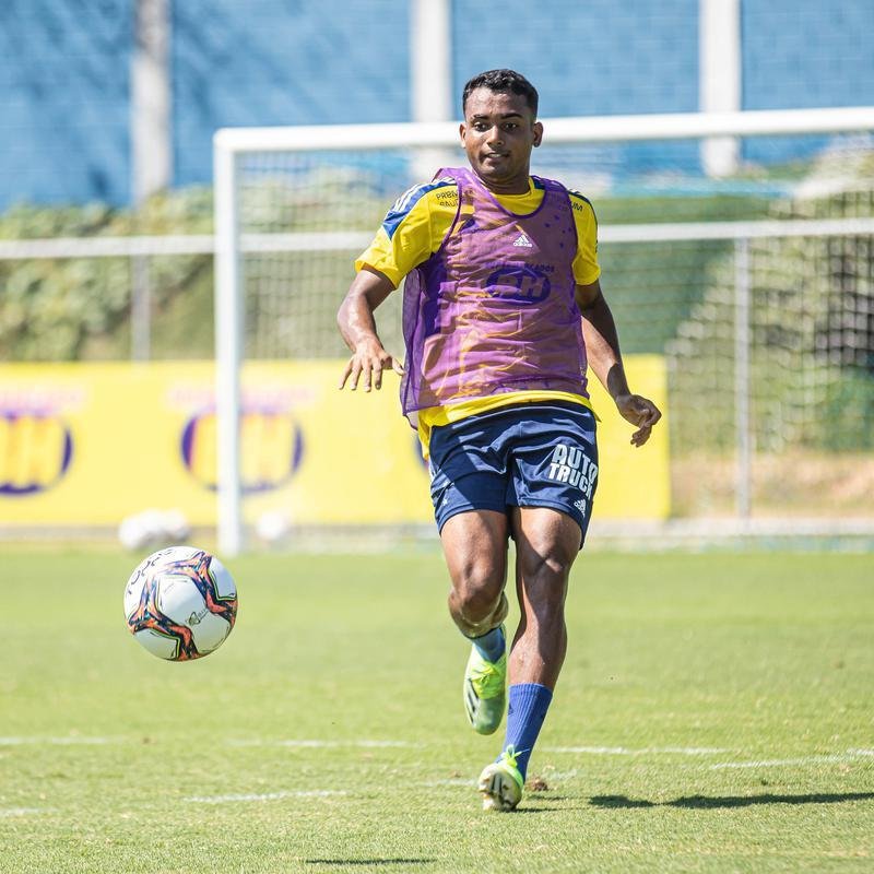 Cruzeiro estreou camisa de treino amarela durante atividade neste domingo (28/03)