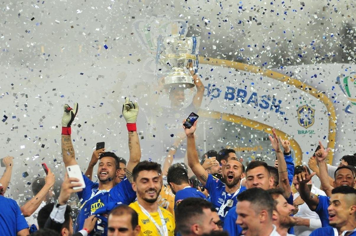 Seja em campo, nas arquibancadas da Arena Corinthians ou nas ruas de Belo Horizonte, os cruzeirenses comemoraram bastante a conquista do sexto ttulo da Copa do Brasil. O clube se tornou o maior vencedor isolado da histria do torneio, deixando para trs o Grmio, que ganhou cinco vezes. Veja as melhores imagens da celebrao de jogadores, dirigentes e torcedores!