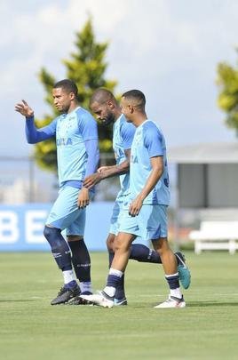 Mano Menezes montou Cruzeiro que deve encarar o Villa Nova no sbado e promoveu trs mudanas em relao ao ltimo jogo: Murilo entrou na vaga de Leo, Egdio no lugar de Marcelo Hermes e Robinho deu lugar a Ariel Cabral