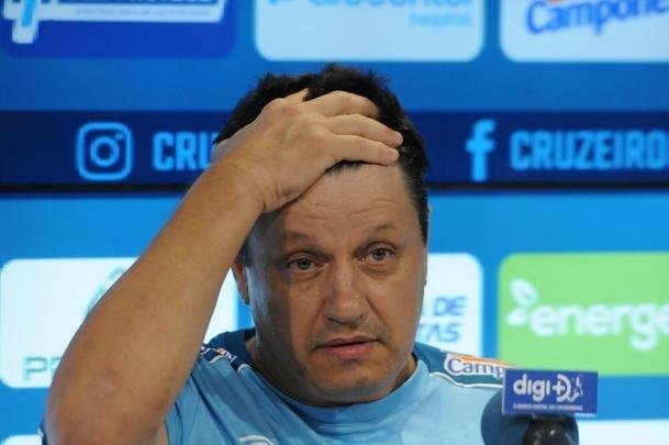 Fotos da apresentao de Adilson Batista como novo tcnico do Cruzeiro. Tcnico teve reunio com jogadores na Toca da Raposa II, falou com a imprensa e depois comandou seu primeiro treino