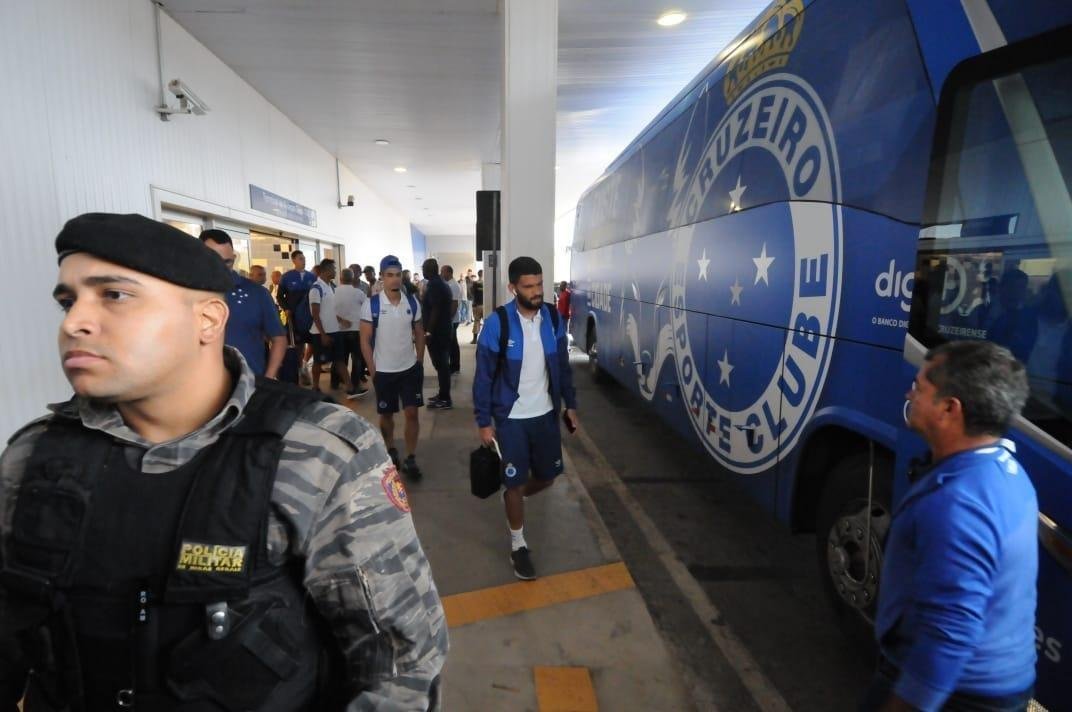 No desembarque do Cruzeiro em Confins, aps o jogo contra o Cear, tcnico Rogrio Ceni foi ovacionado por torcedores presentes no aeroporto. J o meia Thiago Neves, apontado como piv do atrito com o tcnico, foi criticado. Assim como treinador, goleiro Fbio foi ovacionado pelos cruzeirenses na chegada.