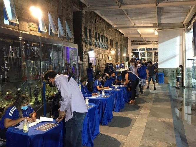 Conselheiros e associados do Cruzeiro durante votação de mudança do Estatuto do clube. Assembleia geral autorizou venda de até 90% das ações da SAF para investidores. Houve festa dos cruzeirenses no Parque Esportivo do Barro Preto, em BH, devido à possibilidade de chegada de recursos para tornar o futebol mais competitivo a partir de 2022.