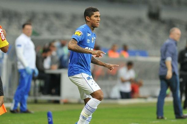 Raniel ampliou vantagem para o Cruzeiro e marcou terceiro gol, de cabea, aps sobra da zaga: 3 a 1