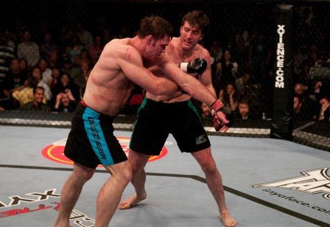 Imagens da final do The Ultimate Fighter 1, entre Forrest Griffin e Stephan Bonnar, vencida por Griffin