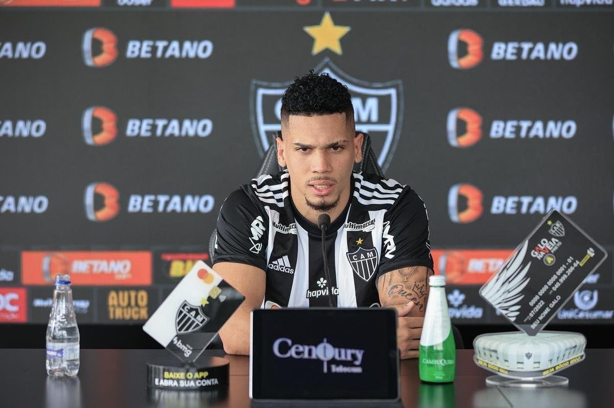 Paulinho foi oficialmente apresentado na Cidade do Galo nesta sexta-feira (16/12).