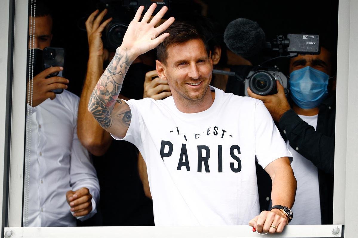 Messi chegou  Paris na manh desta tera-feira para defender o PSG