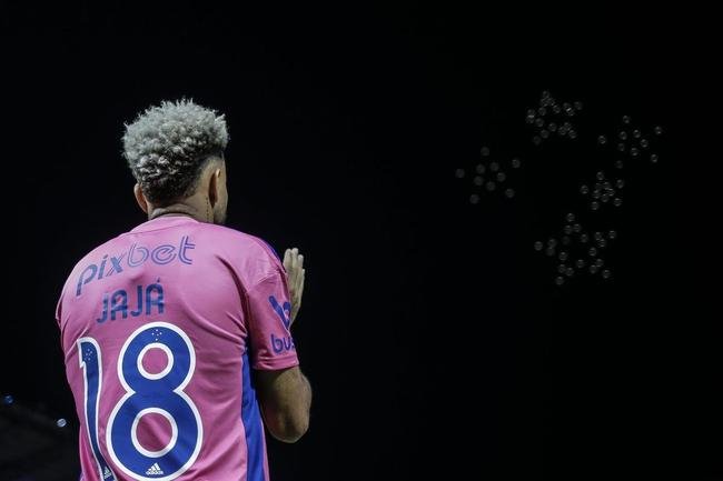 Em baile no c�u, drones levaram torcedores do Cruzeiro ao del�rio no Mineir�o depois do jogo com o Ituano. Em sobrevoo, foram formadas frases e palavras felicitando o clube pelo t�tulo e pela volta � S�rie A