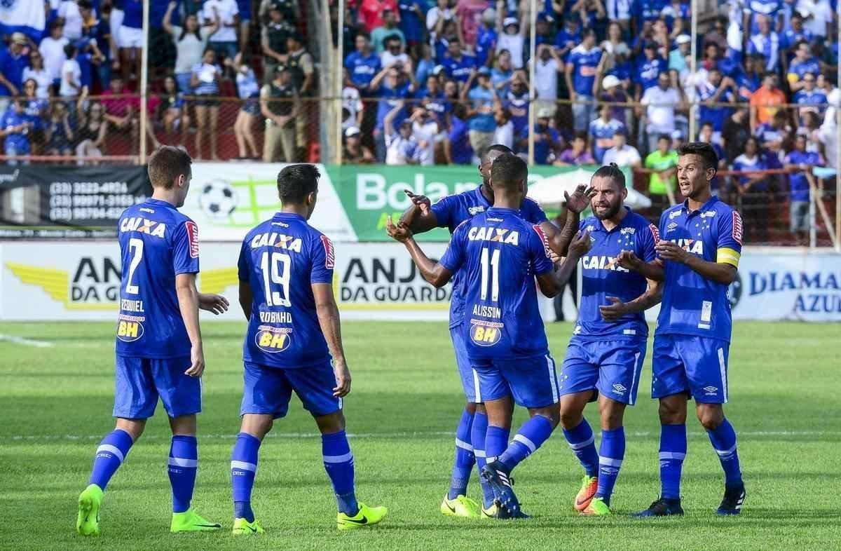 Fotos da vitria do Cruzeiro sobre o Amrica, em Tefilo Otoni, pelo Campeonato Mineiro