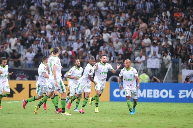 Felipe Azevedo abriu o placar no clssico com um golao em chute de fora da rea, no ngulo esquerdo de Everson: 1 a 0 Amrica