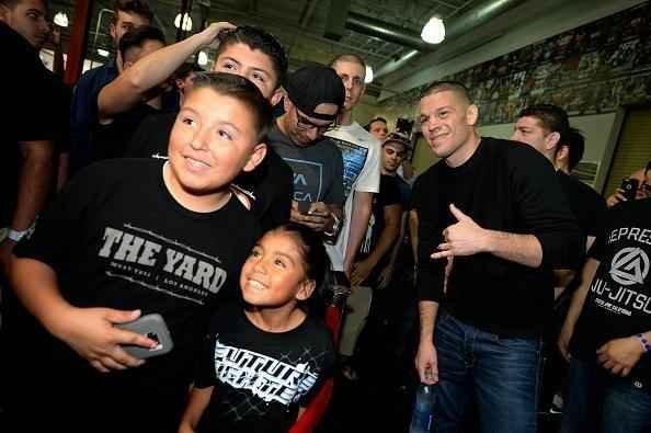 Com presença de imprensa e fãs, Conor McGregor e Nate Diaz participam de conferência em Los Angeles e esquentam clima para duelo no UFC 196