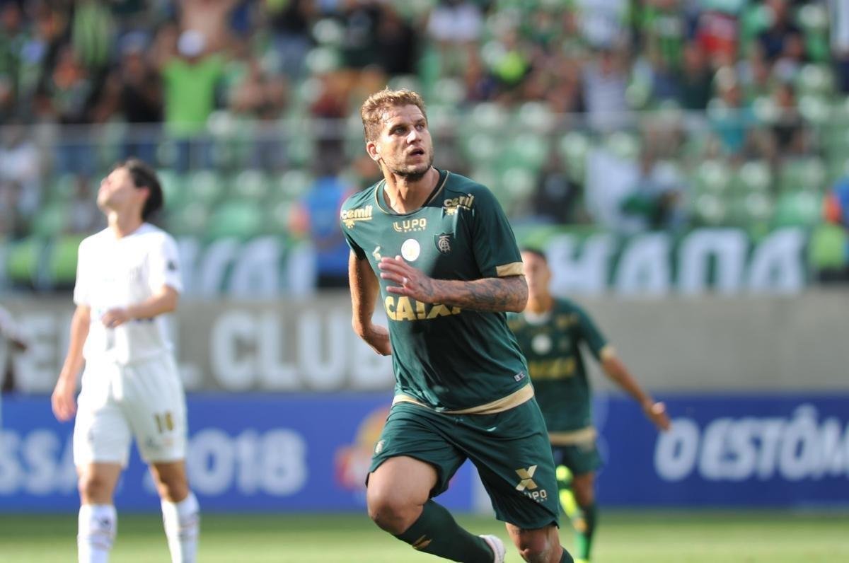 Rafael Moura marcou o primeiro gol do Coelho: limpou o zagueiro e tocou no canto de Vanderlei