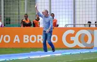Jogadores, integrantes da comissão técnica e dirigentes do Cruzeiro recebem faixas alusivas ao título da Copa do Brasil