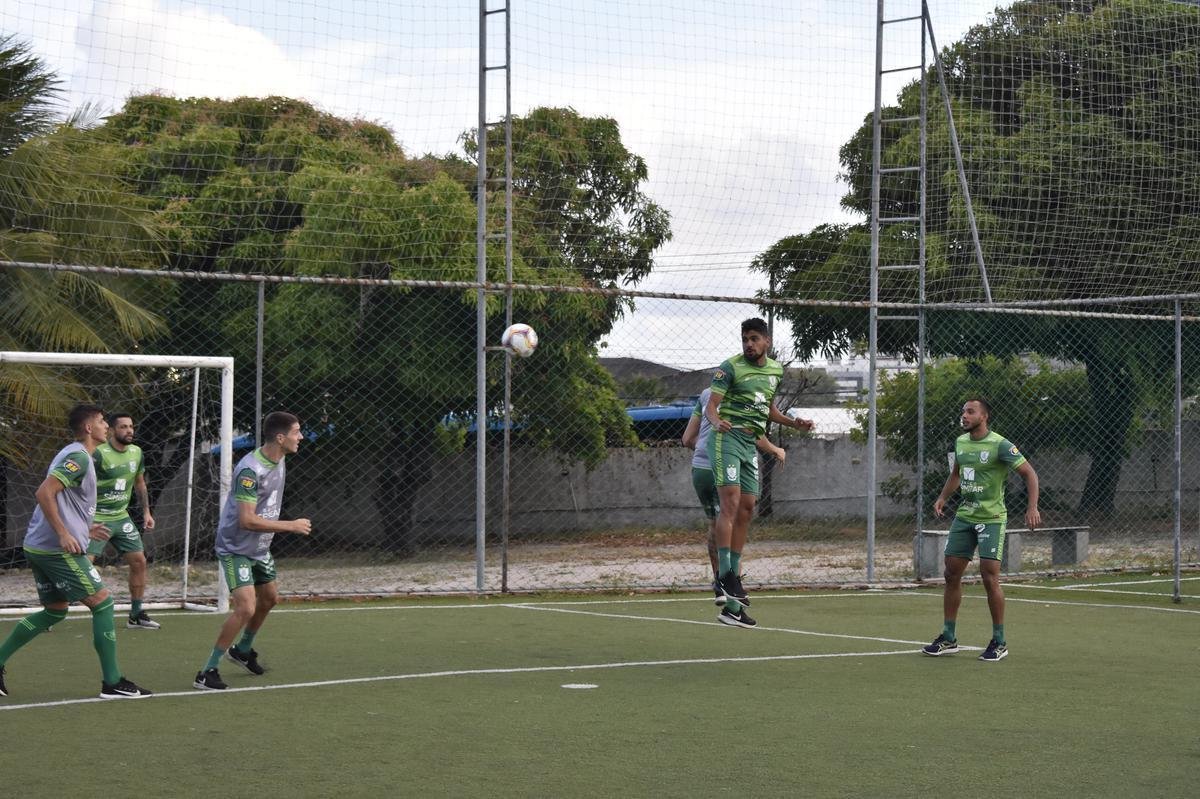 O América treinou na tarde desta sexta-feira (4) em Maceió, visando o confronto contra o CSA pela 26ª rodada da Série B do Campeonato Brasileiro. A partida será realizada neste sábado (5), às 18h30, no Estádio Rei Pelé, em Alagoas.