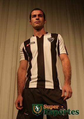 Em 2009, clube lanou novo modelo com trs listras grossas