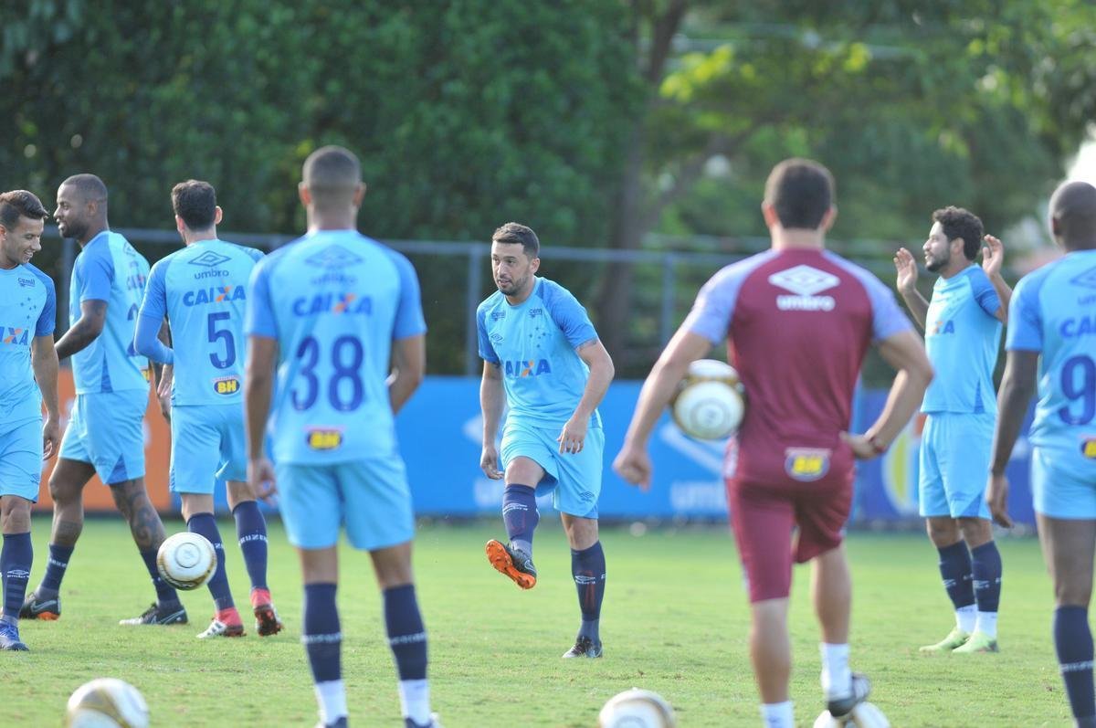 Jogadores do Cruzeiro durante treino desta sexta-feira na Toca da Raposa II