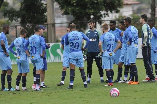 Em atividade na Toca da Raposa II, tcnico Mano Menezes mostrou provvel escalao do Cruzeiro para o jogo contra o Boa: Rafael; Nonoca, Ded, Digo e Marcelo Hermes; Lucas Romero e Bruno Silva; Rafael Sobis, Thiago Neves e Mancuello; Raniel (fotos: Juarez Rodrigues/EM D.A Press)