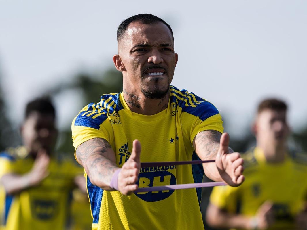 O zagueiro Joseph, de 26 anos, no ter o contrato renovado pelo Cruzeiro. Indicado pelo tcnico Felipe Conceio, ele perdeu espao no elenco aps as chegadas de Mozart Santos e, posteriormente, Vanderlei Luxemburgo. O defensor participou de apenas seis partidas.