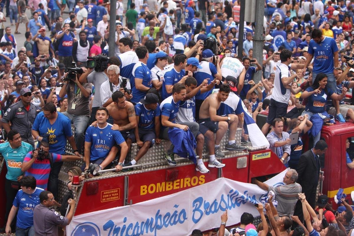 Depois de vencer o Vitria por 3 a 1 no Barrado, em Salvador, na noite de 13 de novembro de 2013, e confirmar o tricampeonato brasileiro, o Cruzeiro desembarcou em Confins numa quinta-feira e foi recebido por milhares de pessoas nas ruas de Belo Horizonte. O elenco desfilou em carro pela Avenida Antnio Carlos, pela Avenida Afonso Pena, no Centro, e foi em direo  sede do Barro Preto. Esta, sem dvida, foi a festa que envolveu o maior nmero de pessoas na capital mineira.