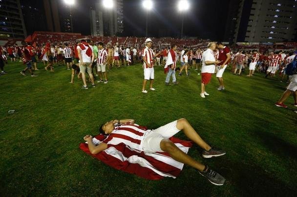 A felicidade alvirrubra invadiu o gramado após a vitória em cima do Paysandu, em cobranças da marca penal.